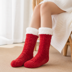 Femme assise portant des chaussettes pilou pilou rouges avec revers blanc