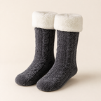 Paire de chaussettes cocooning gris foncé montantes sur fond clair