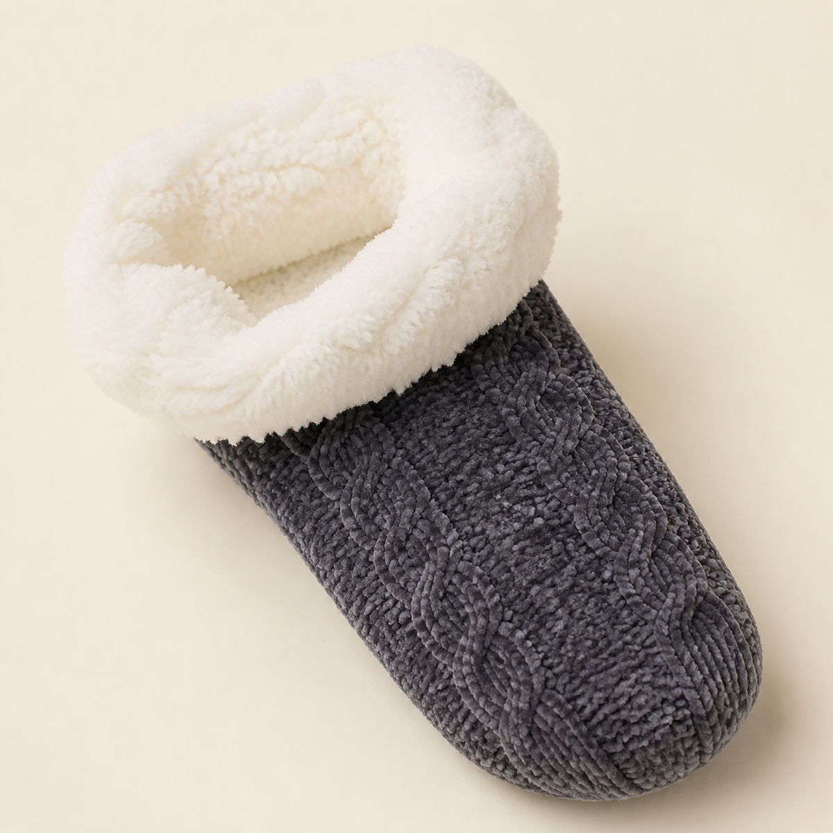 Détail de la texture et du revers blanc des chaussettes cocooning grises