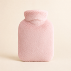 Housse bouillotte rose poudré duveteuse avec col haut sur fond clair