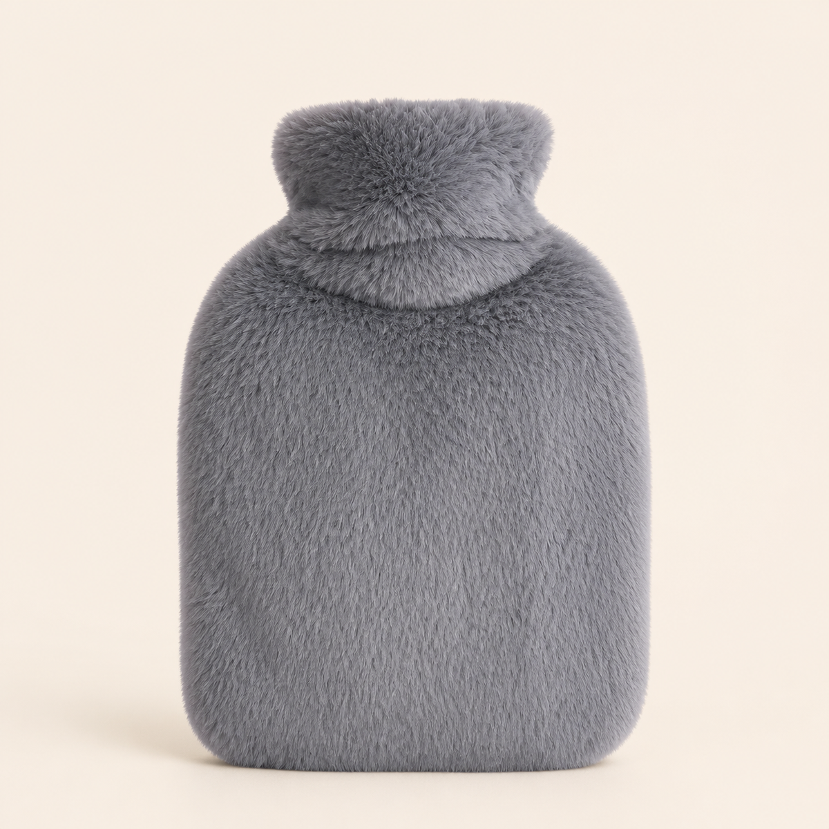 Housse bouillotte grise duveteuse avec col haut sur fond clair