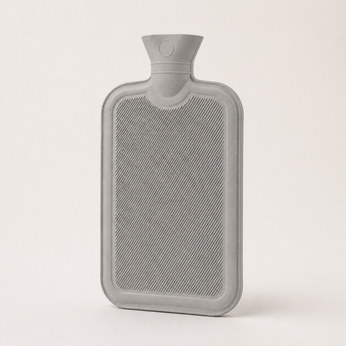 Bouillotte classique gris clair avec surface texturée sur fond clair