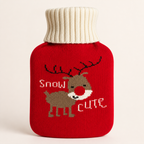 Housse bouillotte rouge motif renne de Noël avec col blanc côtelé sur fond clair