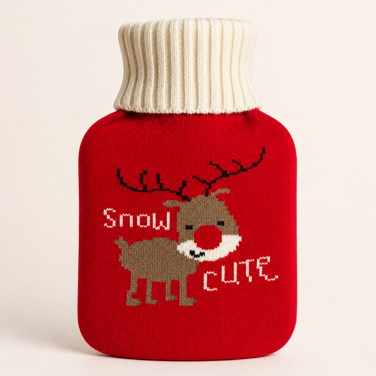 Housse bouillotte rouge motif renne de Noël avec col blanc côtelé sur fond clair