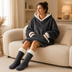 Femme portant un sweat plaid gris et des chaussettes pilou pilou grises
