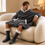 Homme portant un sweat plaid gris et des chaussettes cocooning assorties