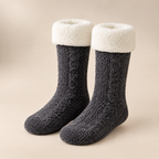 Paire de chaussettes pilou-pilou gris foncé montantes à revers blanc, sur fond clair