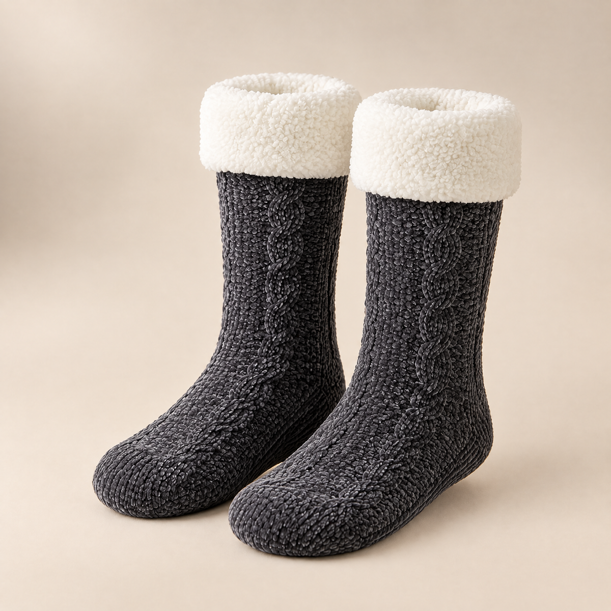 Paire de chaussettes pilou-pilou gris foncé montantes à revers blanc, sur fond clair