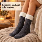 Chaussettes pilou-pilou gris foncé portées dans un fauteuil : les pieds au chaud à la maison