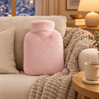 Housse de bouillotte rose poudré duveteuse posée sur un fauteuil dans un salon chaleureux