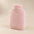 Housse de bouillotte rose poudré à col haut, vue de face sur fond clair