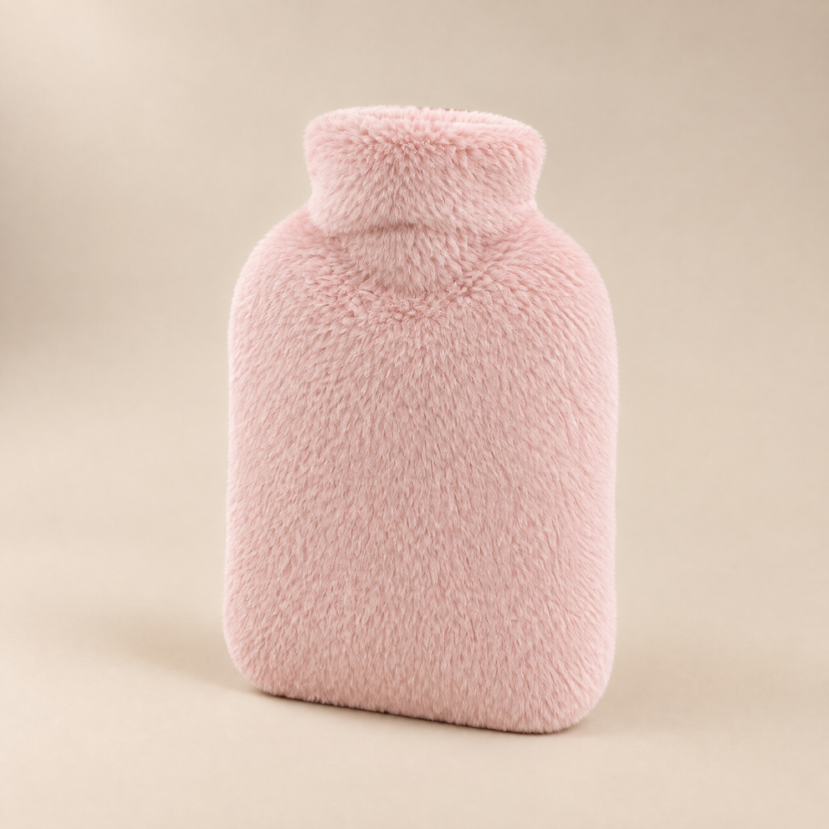 Housse de bouillotte rose poudré à col haut, vue de face sur fond clair
