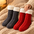 Les deux paires de chaussettes pilou-pilou, grise et rouge, posées sur un plaid