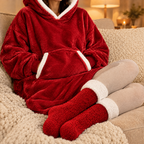 Mains dans la grande poche du sweat plaid rouge, chaussettes pilou-pilou rouges aux pieds